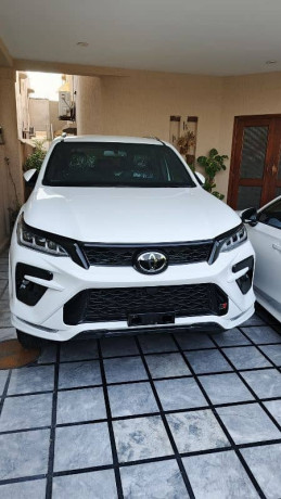 toyota-fortuner-2025-gr-big-0