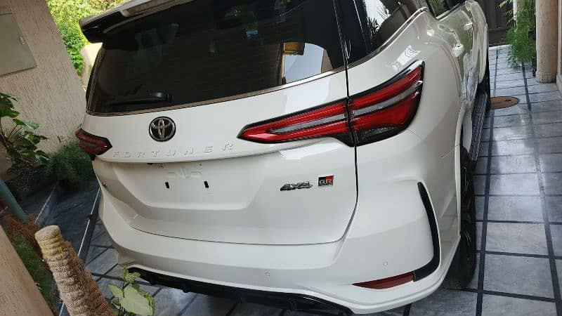 toyota-fortuner-2025-gr-big-2