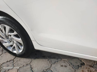 toyota-prius-alpha-2012