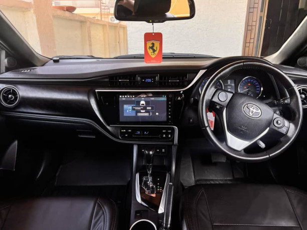 toyota-corolla-grande-x-18-big-2