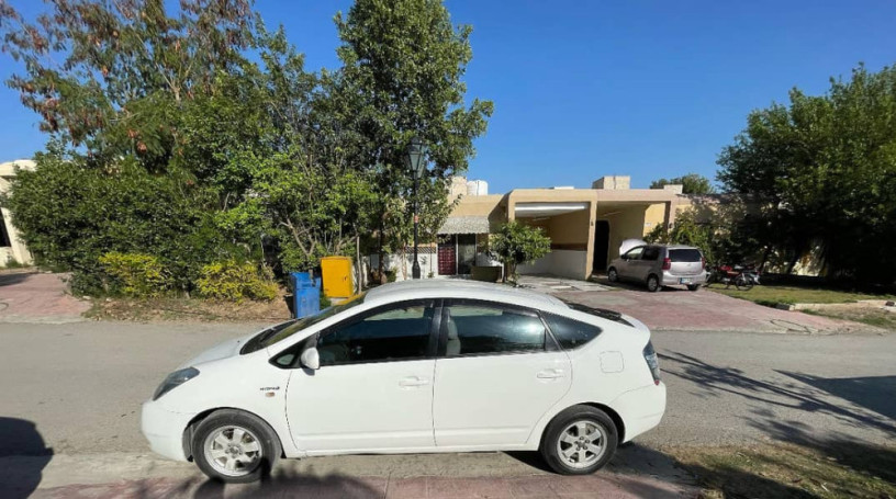 toyota-prius-s-15-2010-big-5