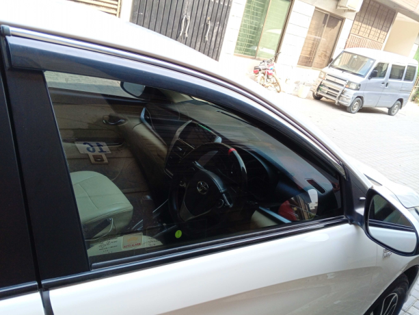 toyota-yaris-sedan-ativ-x-mt-15-big-11