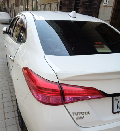 toyota-yaris-sedan-ativ-x-mt-15-big-3