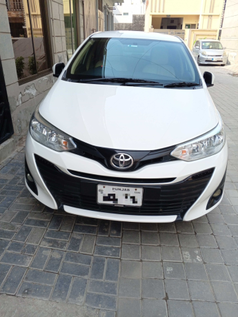 toyota-yaris-sedan-ativ-x-mt-15-big-4