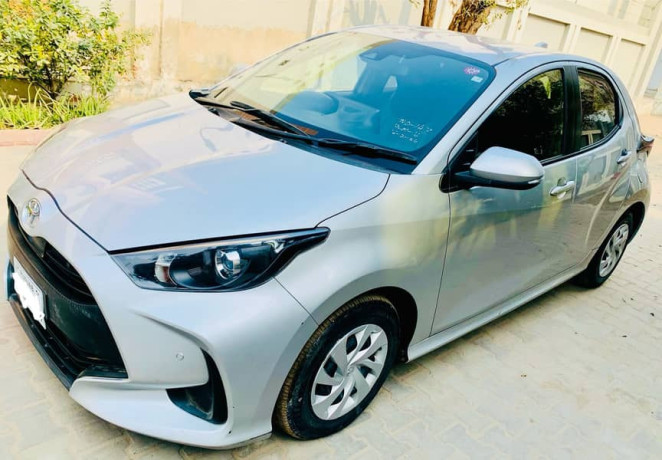 toyota-yaris-hatchback-big-7
