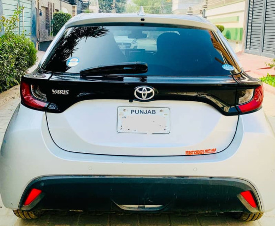 toyota-yaris-hatchback-big-2