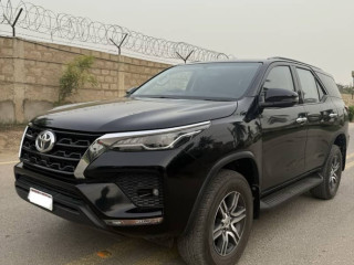 black-fortuner-g-facelift-very-low-mileage-100-genuine
