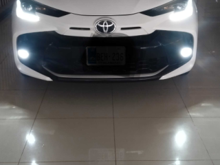 toyota-yaris-sedan-ativ-x-cvt-15-beige-interior