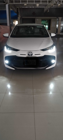 toyota-yaris-sedan-ativ-x-cvt-15-beige-interior-big-0