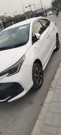 toyota-yaris-sedan-ativ-x-cvt-15-beige-interior-big-3