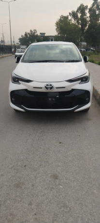 toyota-yaris-sedan-ativ-x-cvt-15-beige-interior-big-2