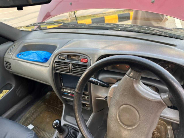 suzuki-baleno-2004-big-8
