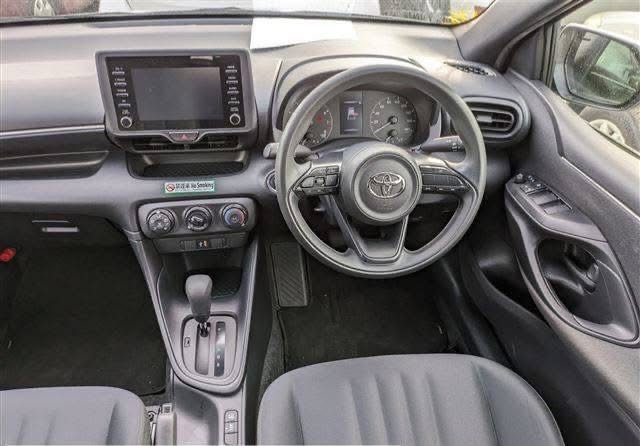 toyota-yaris-hatchback-x-big-2