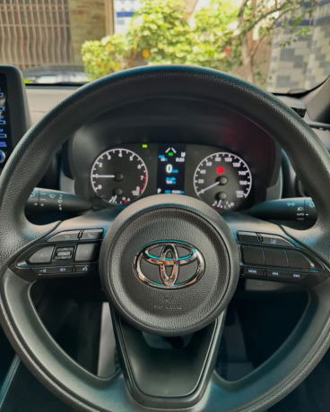 toyota-yaris-hatchback-x-big-4