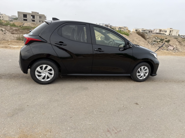 toyota-yaris-hatchback-g-10-big-4
