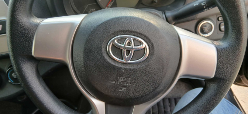 toyota-vitz-f-m-package-10-big-12