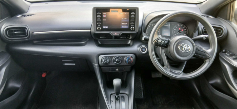 toyota-yaris-hatchback-x-big-12