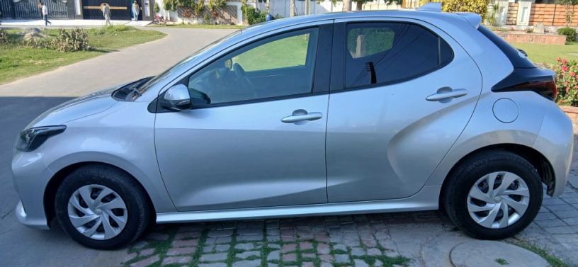 toyota-yaris-hatchback-x-big-1
