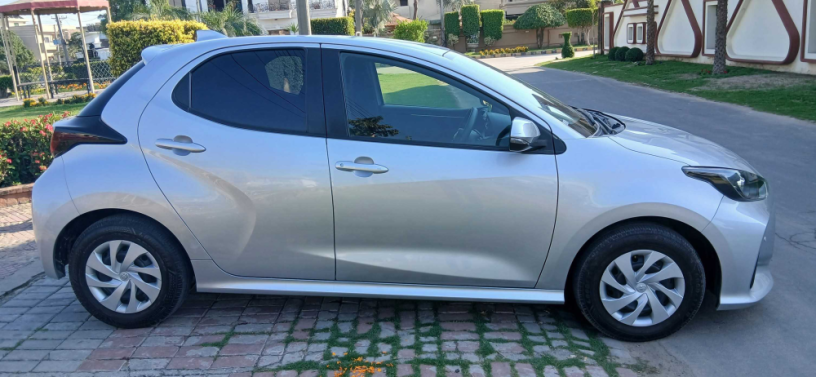 toyota-yaris-hatchback-x-big-2