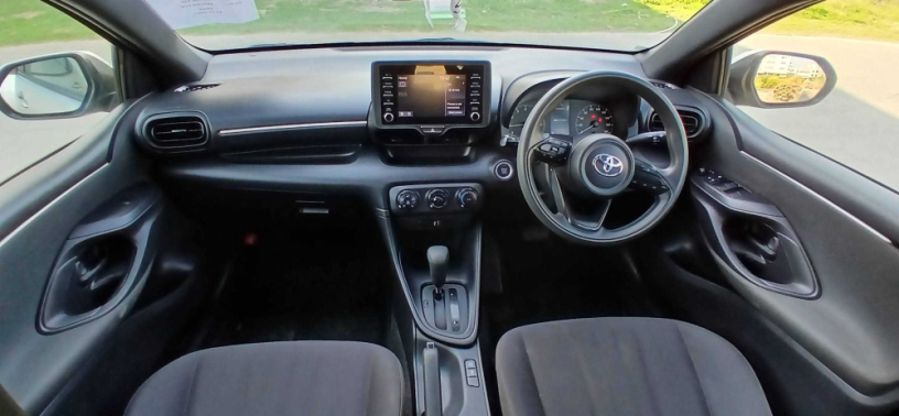 toyota-yaris-hatchback-x-big-13