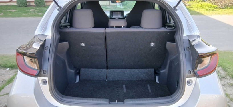 toyota-yaris-hatchback-x-big-10