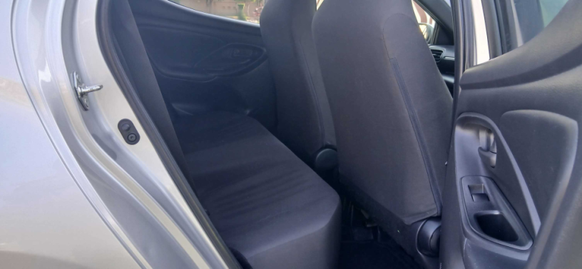 toyota-yaris-hatchback-x-big-8