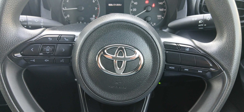 toyota-yaris-hatchback-x-big-16