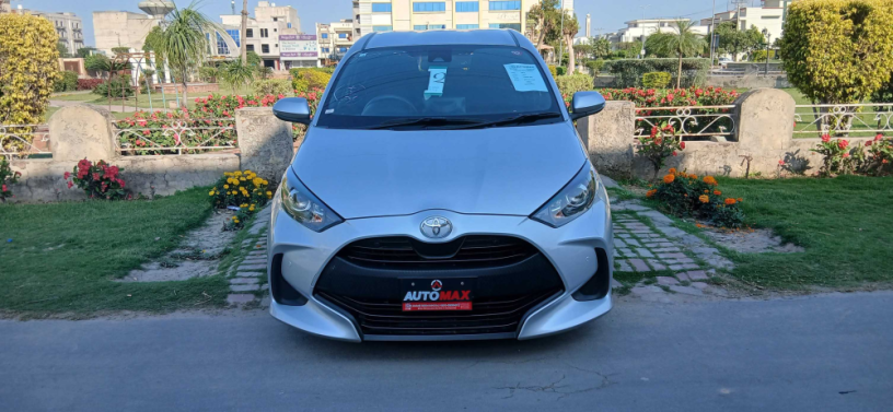 toyota-yaris-hatchback-x-big-0