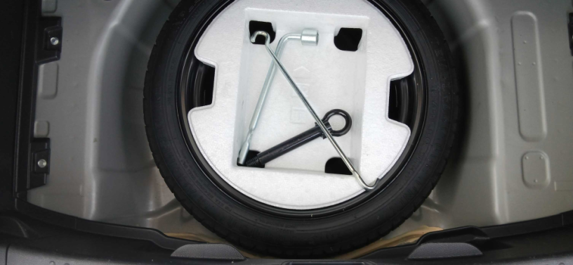 toyota-yaris-hatchback-x-big-11