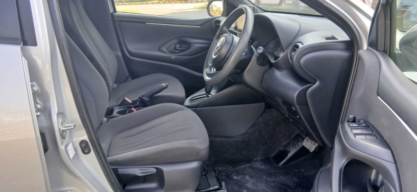 toyota-yaris-hatchback-x-big-7