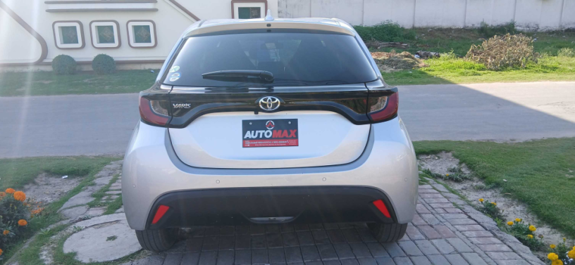 toyota-yaris-hatchback-x-big-3