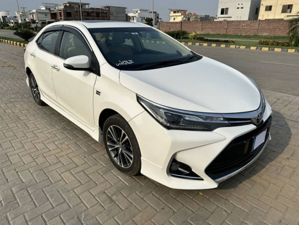 toyota-corolla-altis-grande-cvt-i-18-big-0
