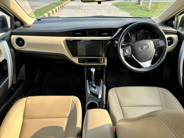 toyota-corolla-altis-grande-cvt-i-18-big-8