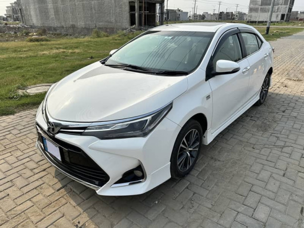 toyota-corolla-altis-grande-cvt-i-18-big-2