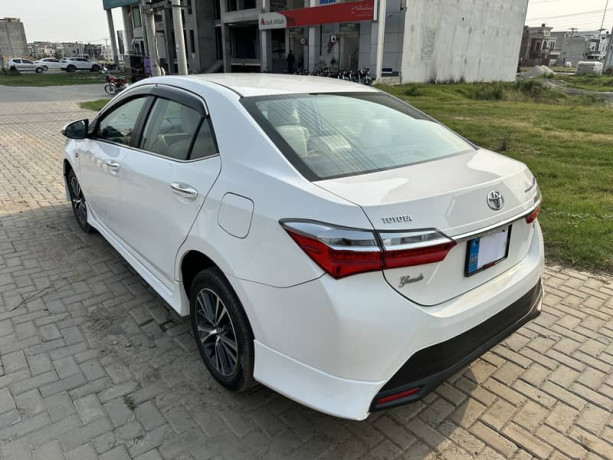 toyota-corolla-altis-grande-cvt-i-18-big-5