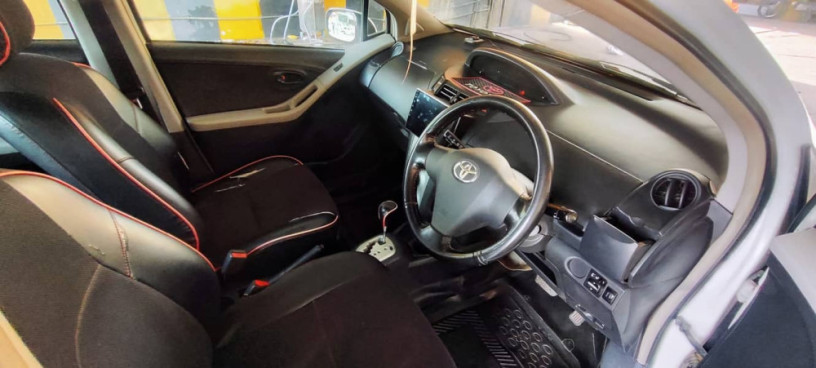 toyota-vitz-2011-big-6