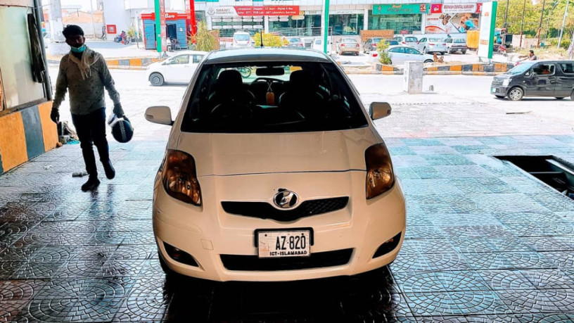 toyota-vitz-2011-big-4