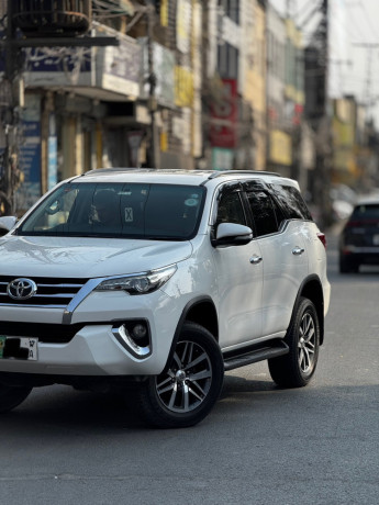 toyota-fortuner-v-big-2