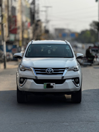 toyota-fortuner-v-big-0