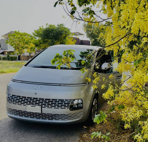 hyundai-staria-35-at-2023-low-milage-12-seates-big-1
