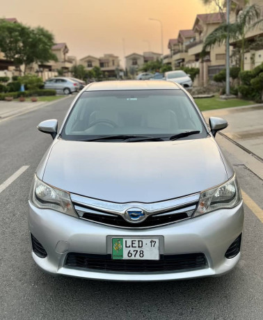 toyota-corolla-axio-hybrid-20142017-big-0