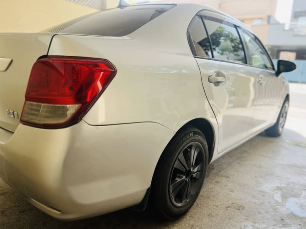 toyota-corolla-axio-hybrid-20142017-big-11