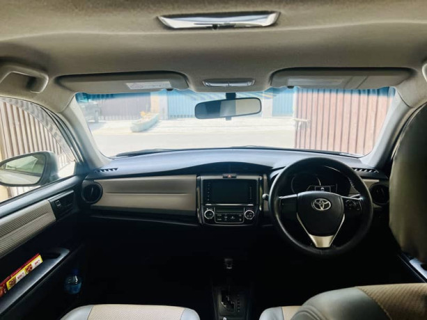 toyota-corolla-axio-hybrid-20142017-big-10