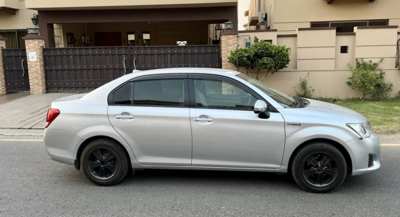 toyota-corolla-axio-hybrid-20142017-big-7