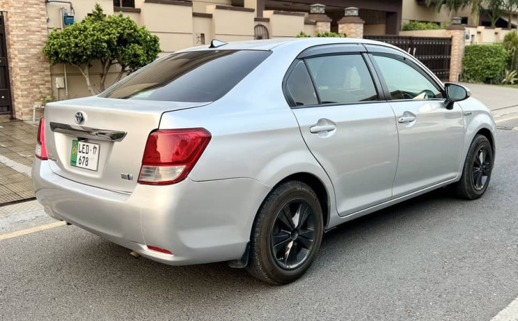 toyota-corolla-axio-hybrid-20142017-big-12