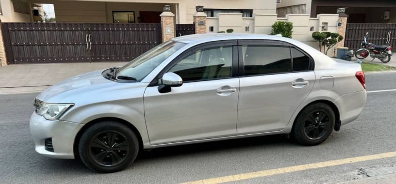 toyota-corolla-axio-hybrid-20142017-big-2