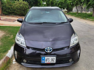 2015-model-toyota-prius-g-package-electric-seats-fully-loaded
