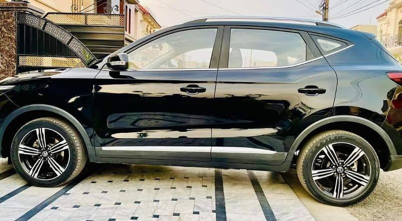 mg-zs-15-petrol-2021-big-0
