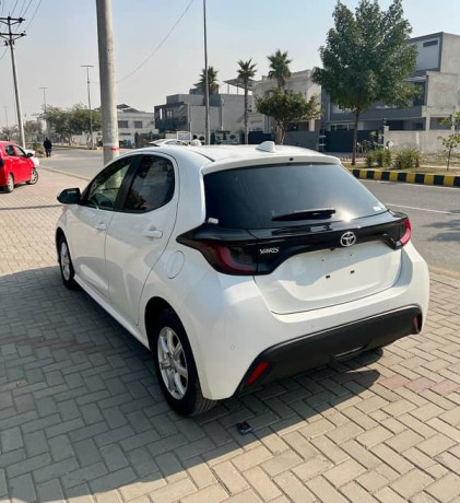 toyota-yaris-hatchback-big-4
