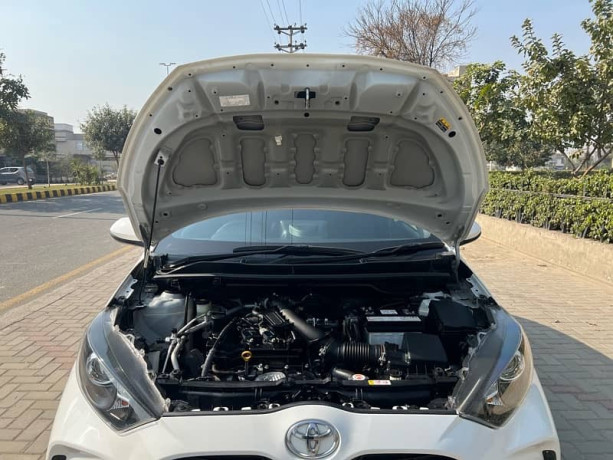 toyota-yaris-hatchback-big-8
